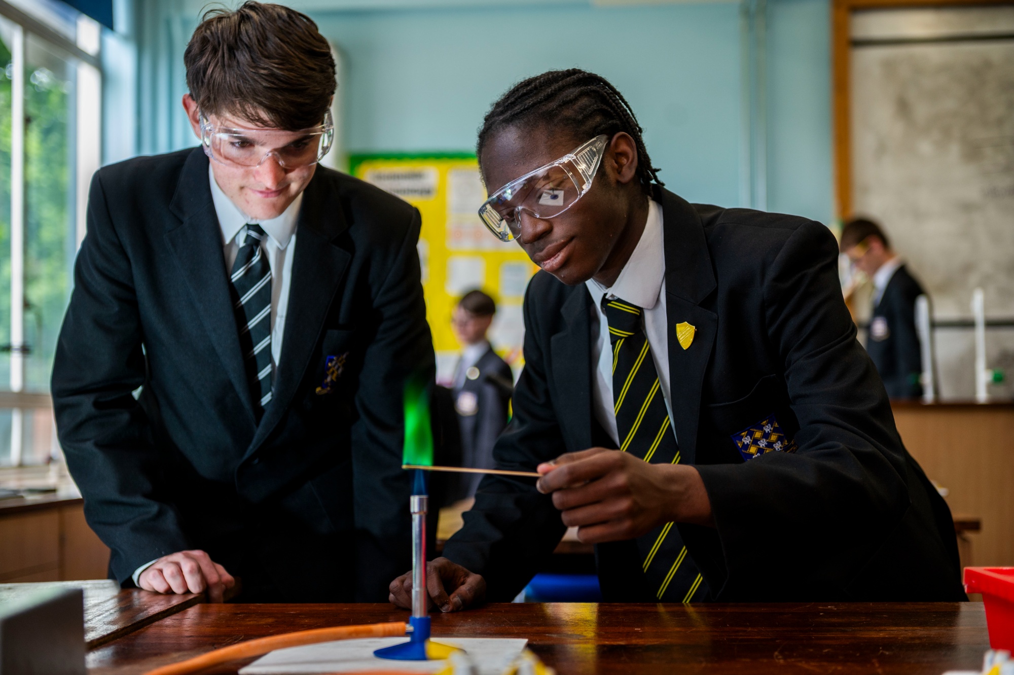 Students performing an experiment in a Science lesson